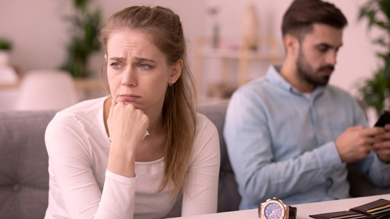 Муж скрывает телефон и прячет его: причины поведения и советы психолога, как узнать правду