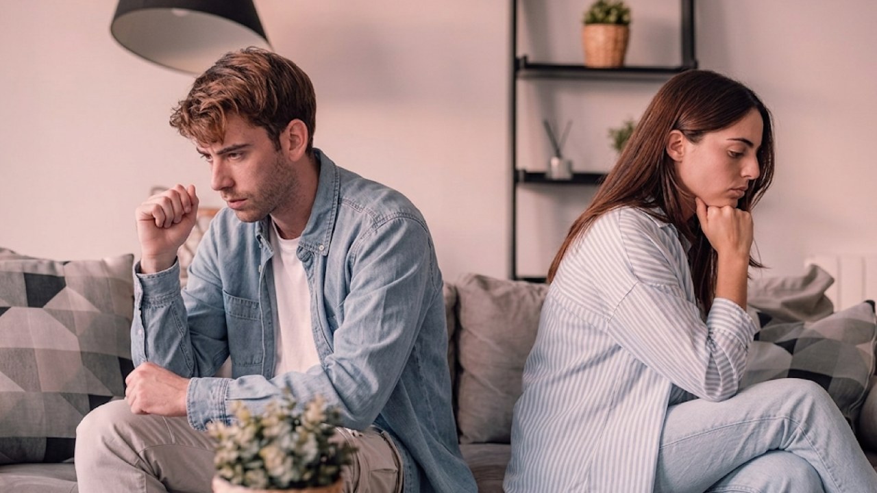 Почему партнер стал скрытным и холодным: причины поведения мужчины и советы психолога