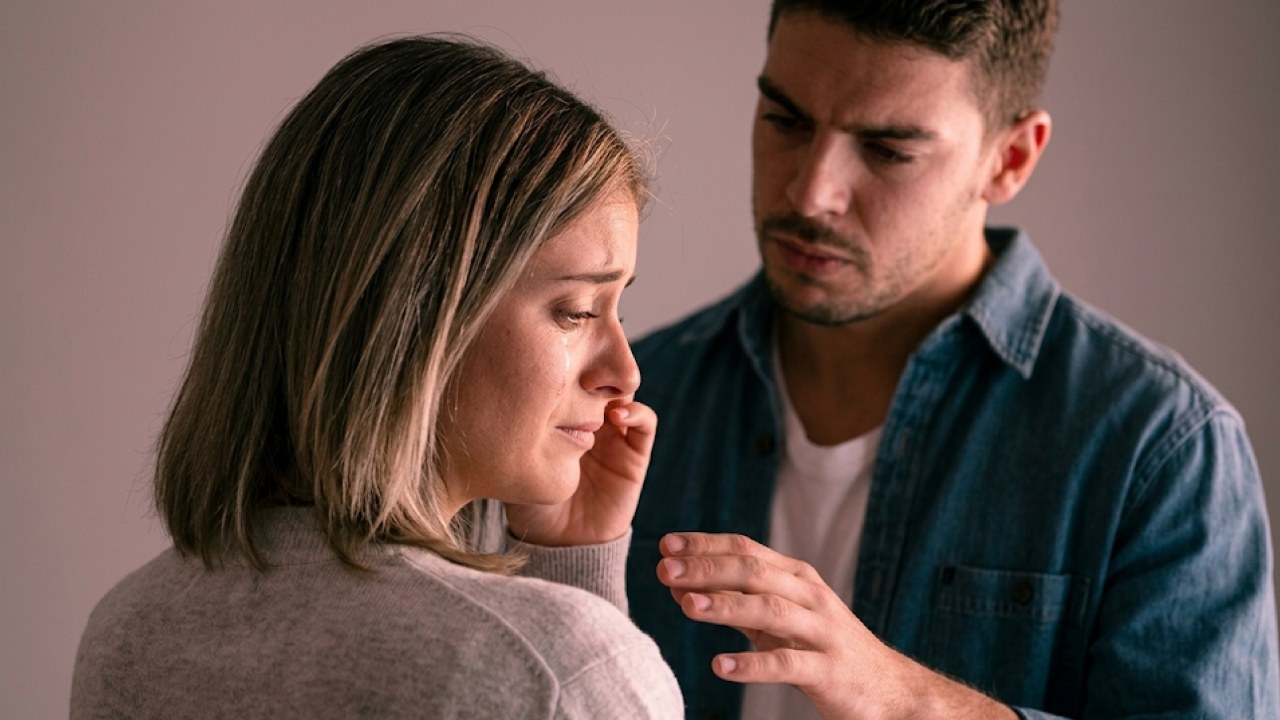 Почему после измены не уходит боль и как справиться с предательством: советы психолога