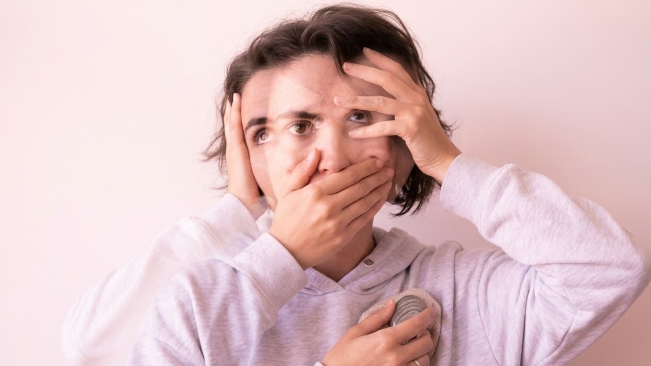 Тревожная привязанность: почему вас «качает» от любви до паники